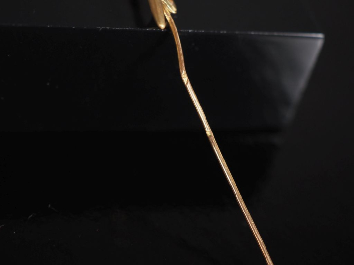 Broche barrette en or jaune 750, sertie en son centre d'une pierre ros