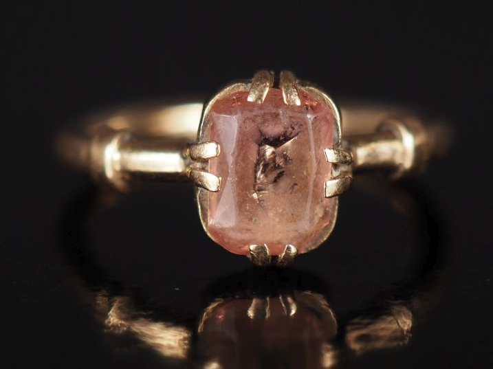 Bague en or jaune 585, sertie en son centre de quartz ou de verroterie