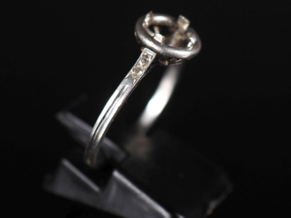 Vente aux enchères Monture de bague en platine 850, agrémentée quatre petits éclats de di