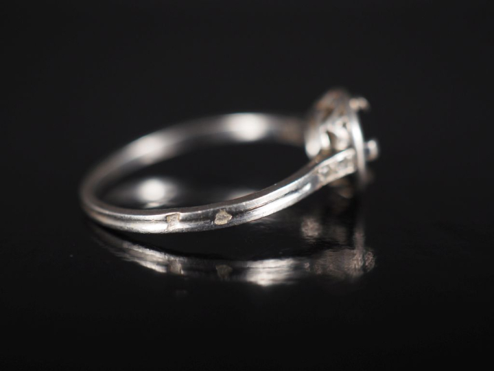 Monture de bague en platine 850, agrémentée quatre petits éclats de di