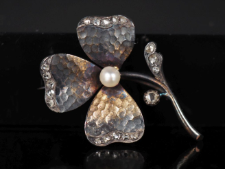 Vente aux enchères Broche en or blanc 750 en forme de trèfle, sertie de diamants taillés 