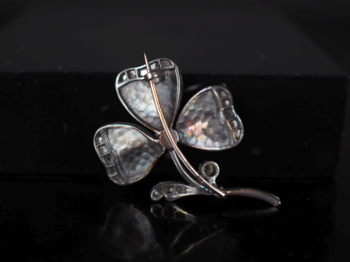 Broche en or blanc 750 en forme de trèfle, sertie de diamants taillés 