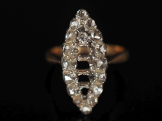 Vente aux enchères Bague de forme marquise en or jaune 750, sertie de diamants taillés en