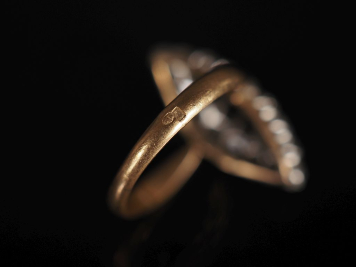 Bague de forme marquise en or jaune 750, sertie de diamants taillés en