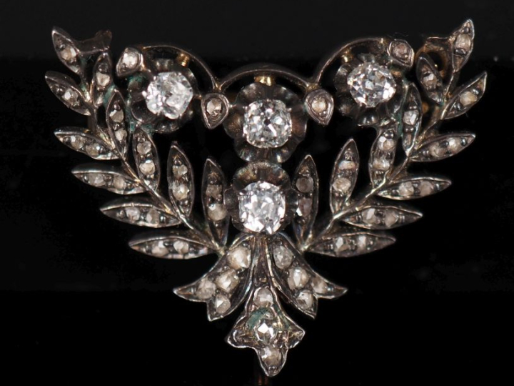 Broche porte-montre de style Louis XVI en or jaune 750 et argent, à dé