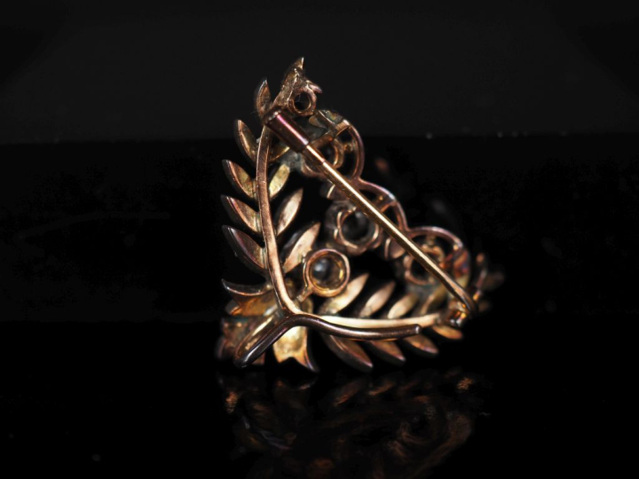 Broche porte-montre de style Louis XVI en or jaune 750 et argent, à dé