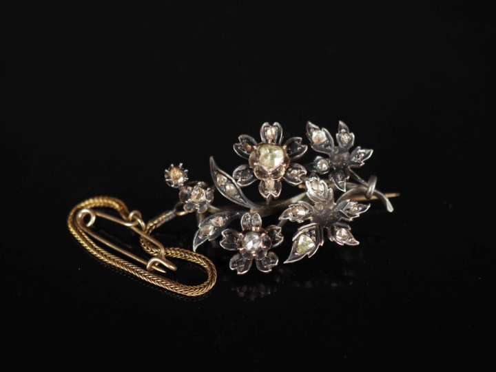 Broche en argent en forme de branchage fleuri, sertie de diamants tail