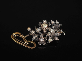 Vente aux enchères Broche en argent en forme de branchage fleuri, sertie de diamants tail