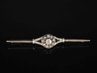 Vente aux enchères Broche barrette en argent, sertie de diamants taillés en rose.  Long. 