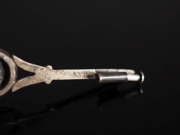 Broche barrette en argent, sertie de diamants taillés en rose.  Long. 