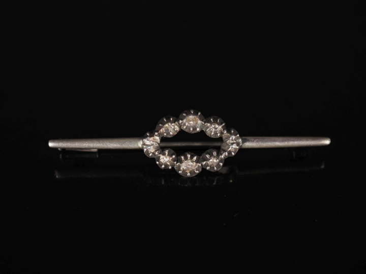 Broche barrette en argent, à décor en son centre d'une médaillon serti