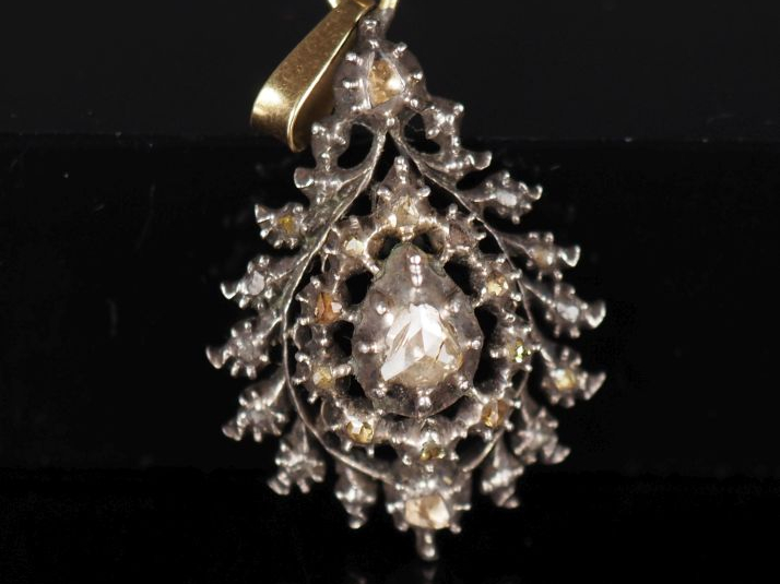 Pendentif en argent en forme de goutte, sertie de petits diamants tail
