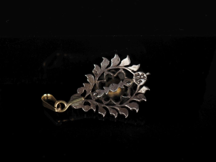 Pendentif en argent en forme de goutte, sertie de petits diamants tail