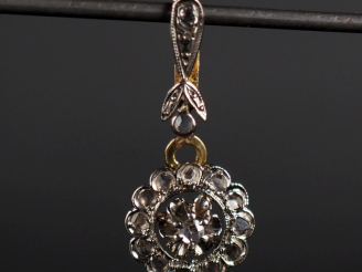 Vente aux enchères Joli pendentif en or jaune 750, à décor d'un motif de fleur en pendelo