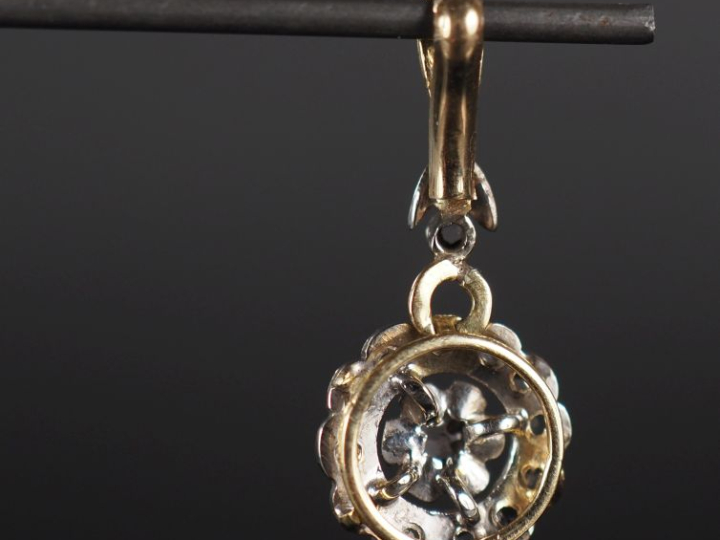 Joli pendentif en or jaune 750, à décor d'un motif de fleur en pendelo