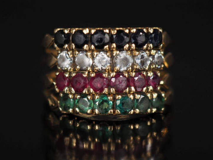 Bague quatre anneaux en or jaune 585, sertie de pierres de couleur.  T