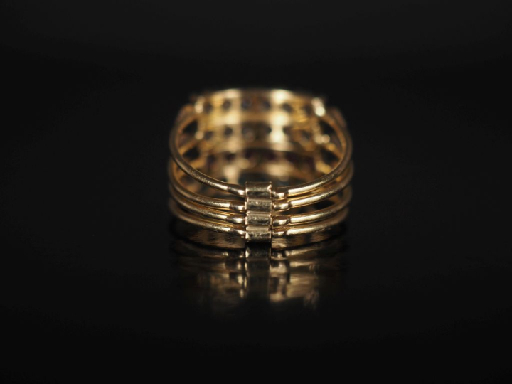 Bague quatre anneaux en or jaune 585, sertie de pierres de couleur.  T