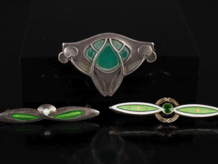 Ensemble comprenant :  - une broche de style Art Nouveau en argent 800