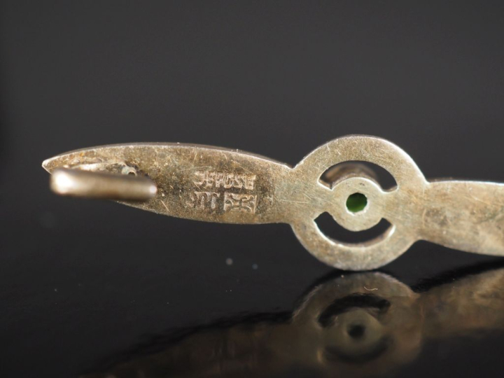 Ensemble comprenant :  - une broche de style Art Nouveau en argent 800