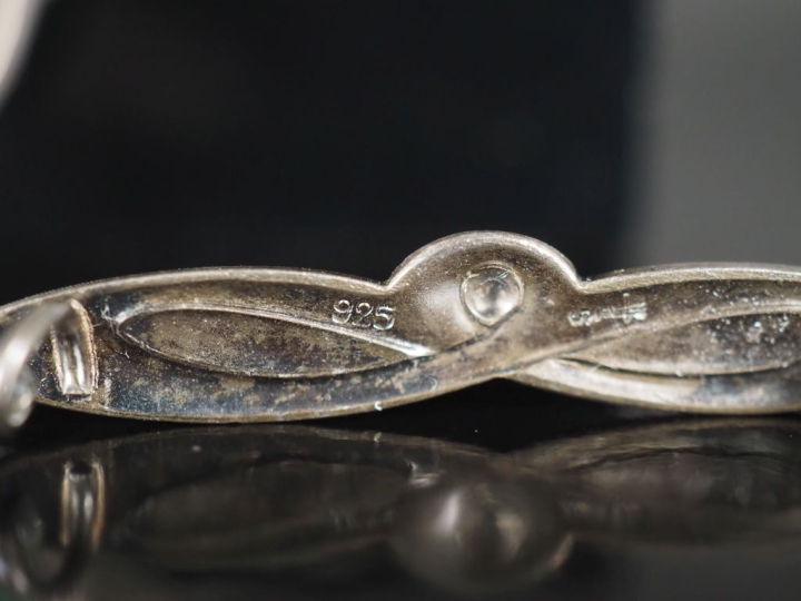 Ensemble comprenant :  - une broche de style Art Nouveau en argent 800