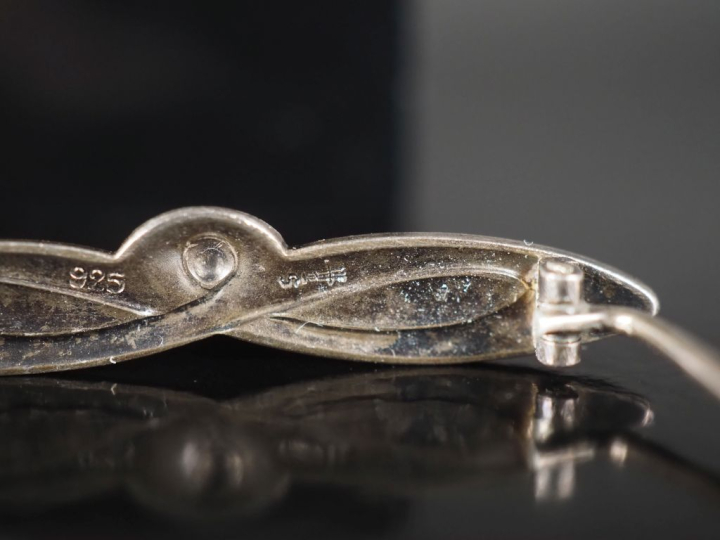 Ensemble comprenant :  - une broche de style Art Nouveau en argent 800