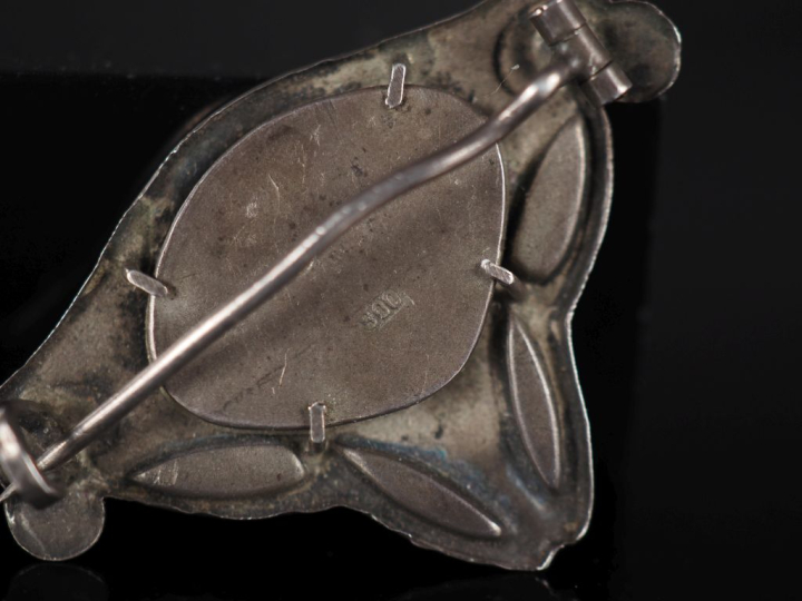 Ensemble comprenant :  - une broche de style Art Nouveau en argent 800