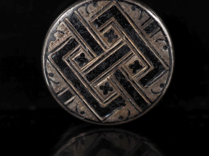 Bague en argent de forme stylisée, sertie d'une perle grise.  TDD. 51 