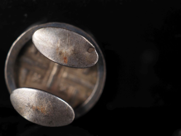 Bague en argent de forme stylisée, sertie d'une perle grise.  TDD. 51 