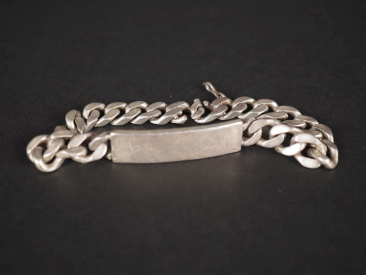 Bracelet gourmette en argent.  Long. 23 cm Poids. 49 g
