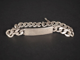 Vente aux enchères Bracelet gourmette en argent.  Long. 23 cm Poids. 49 g