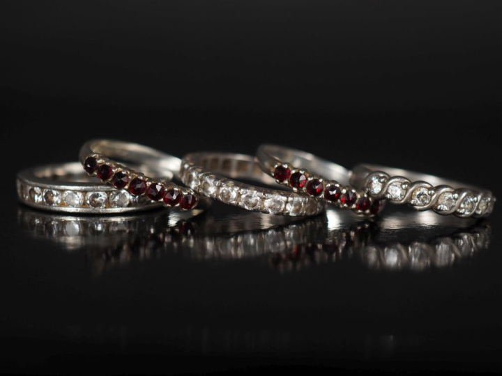 Ensemble de cinq différentes bagues en argent. Comprenant :  - une all