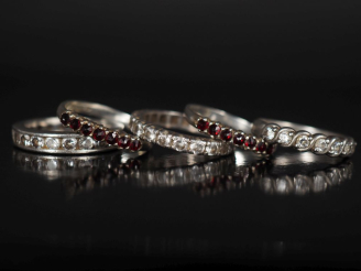 Vente aux enchères Ensemble de cinq différentes bagues en argent. Comprenant :  - une all