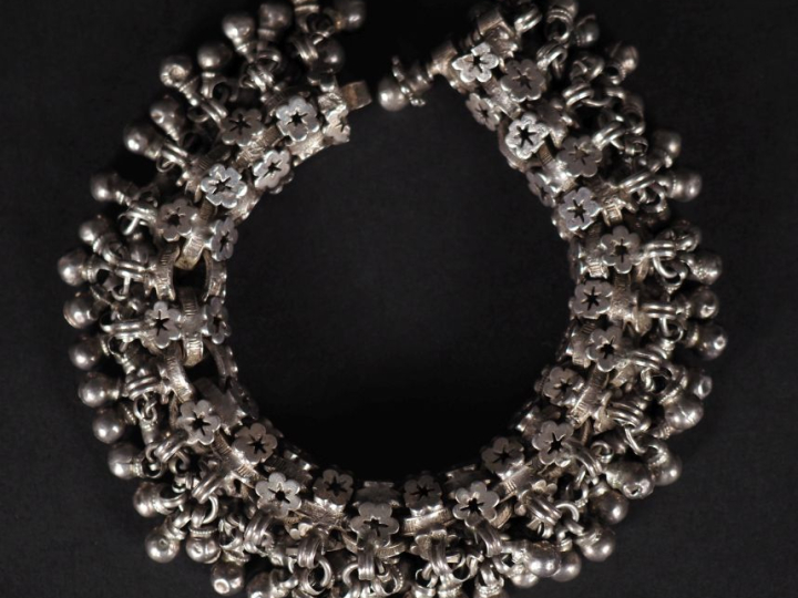 Important bracelet en argent, à décor de fleurs et agrémenté de pendel