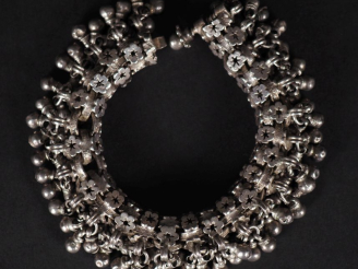 Vente aux enchères Important bracelet en argent, à décor de fleurs et agrémenté de pendel