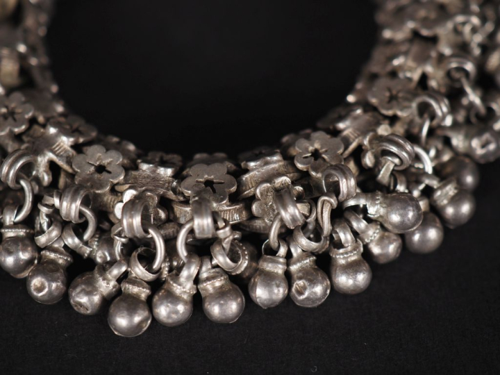 Important bracelet en argent, à décor de fleurs et agrémenté de pendel