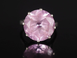 Vente aux enchères Bague en argent, sertie en son centre d'une pierre rose.  TDD. 53 Poid