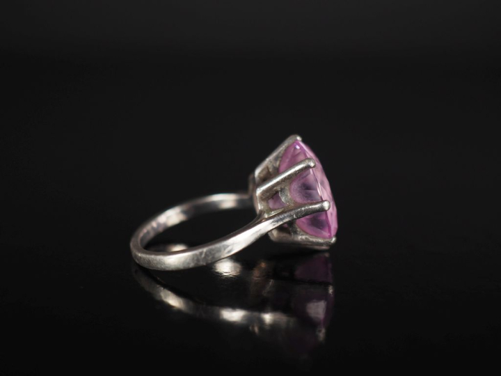 Bague en argent, sertie en son centre d'une pierre rose.  TDD. 53 Poid