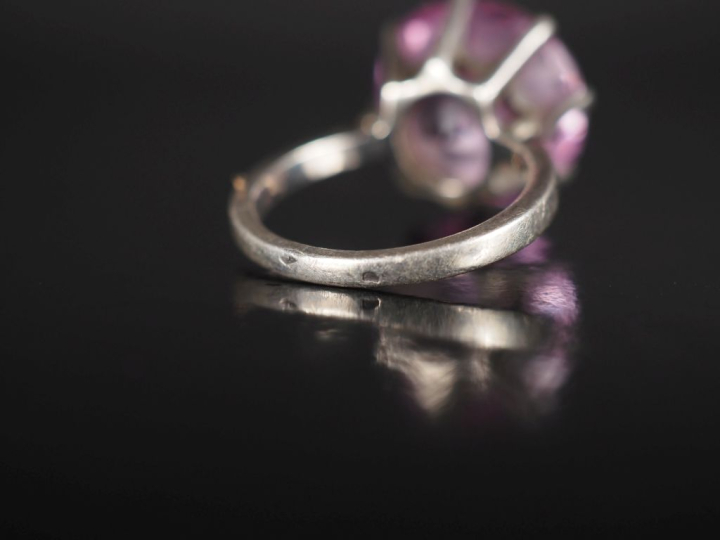 Bague en argent, sertie en son centre d'une pierre rose.  TDD. 53 Poid