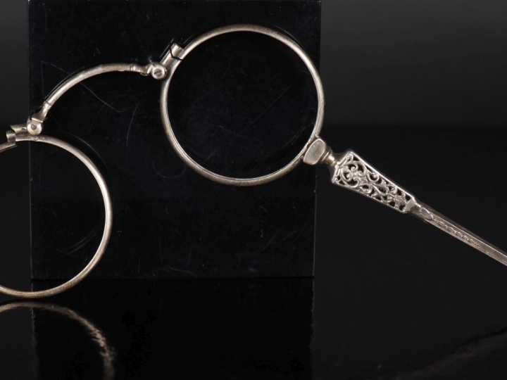 Binocles en argent.  H. 11 cm Poids. 13,27 g  (accidentées)