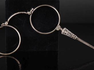 Vente aux enchères Binocles en argent.  H. 11 cm Poids. 13,27 g  (accidentées)