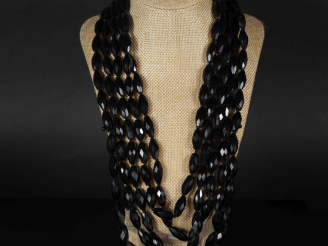 Vente aux enchères Collier draperie cinq rangs en perles de jais (?) facettées.