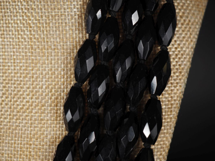 Collier draperie cinq rangs en perles de jais (?) facettées.