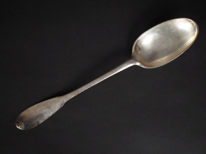 Cuillère à ragoût XVIIIème en argent, modèle uniplat.  Long. 29 cm Poi