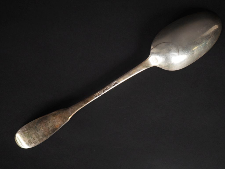 Cuillère à ragoût XVIIIème en argent, modèle uniplat.  Long. 29 cm Poi
