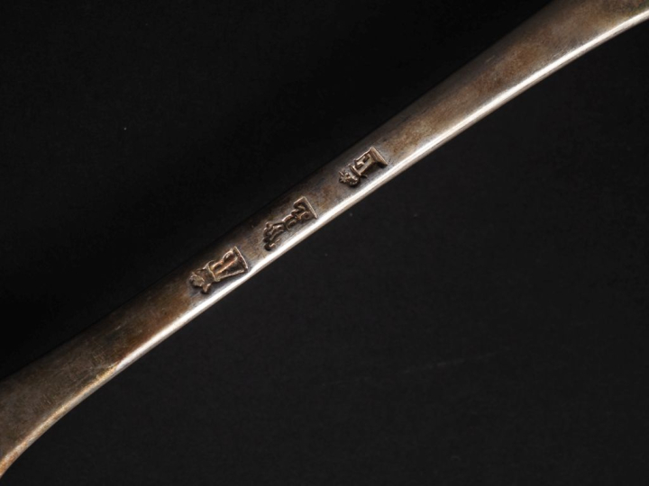 Cuillère à ragoût XVIIIème en argent, modèle uniplat.  Long. 29 cm Poi