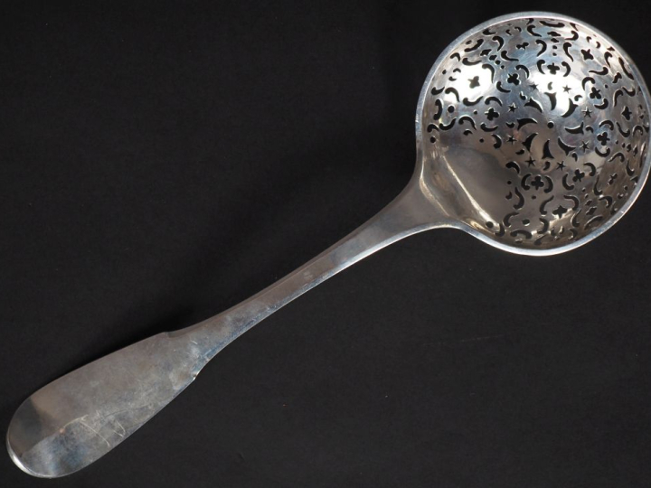 Cuillère à saupoudrer XVIIIème en argent, modèle uniplat.  Long. 23 cm