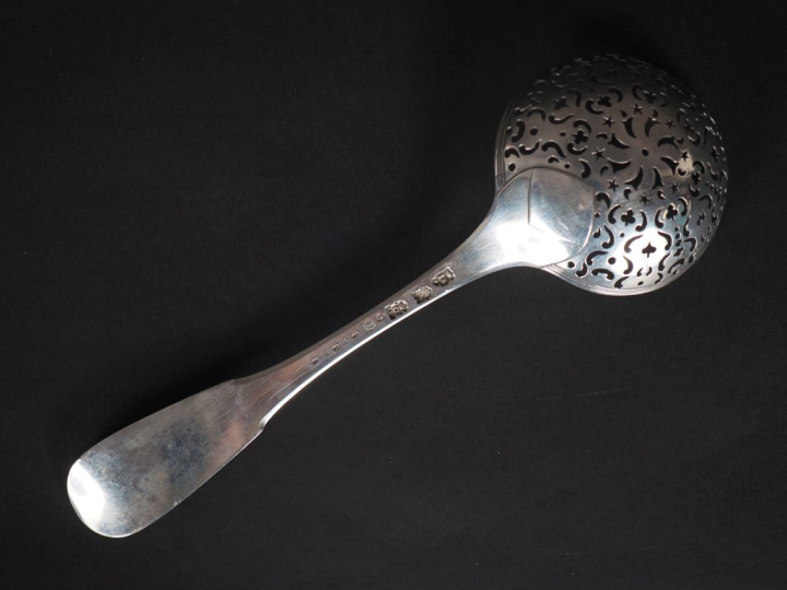 Cuillère à saupoudrer XVIIIème en argent, modèle uniplat.  Long. 23 cm