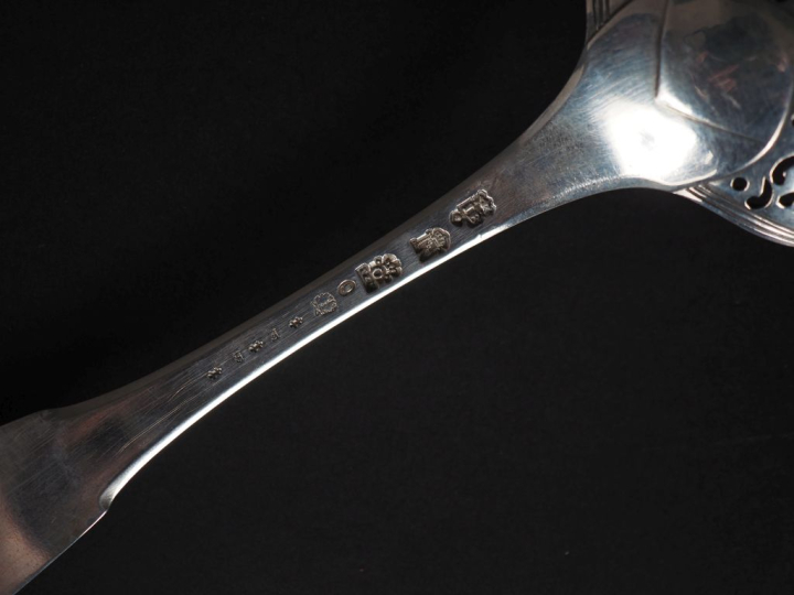 Cuillère à saupoudrer XVIIIème en argent, modèle uniplat.  Long. 23 cm