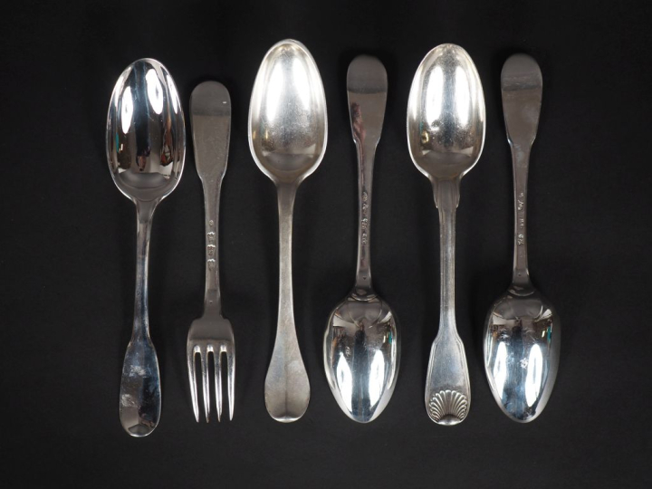 Ensemble comprenant cinq cuillères et une fourchette XVIIIème en argen