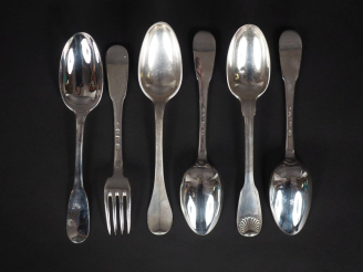 Vente aux enchères Ensemble comprenant cinq cuillères et une fourchette XVIIIème en argen